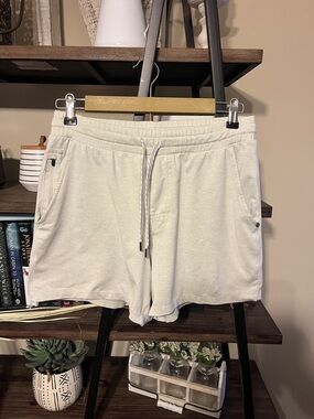 Vuori Pronto Shorts Size S Cream
